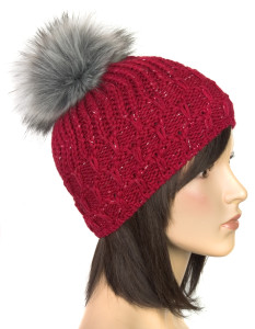 Czerwona czapka zimowa z pomponem i wplecioną połyskującą nitką