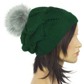 Ażurowa czapka zimowa z futrzanym pomponem – zielona
